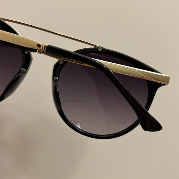 Sunglasses - Picture 8 of 9